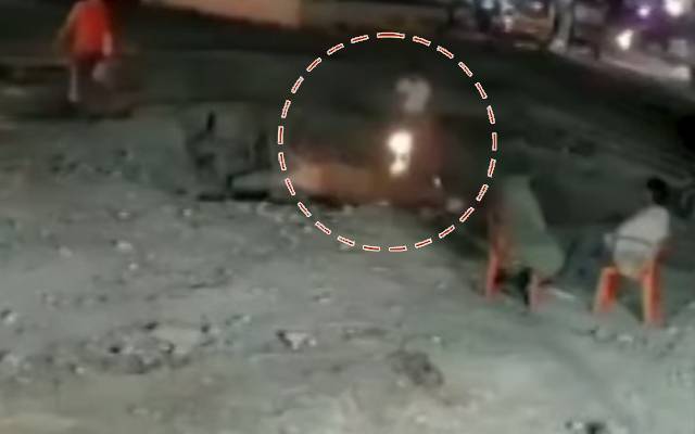  کراچی: موٹرسائیکل سوار گڑھے میں گر گیا