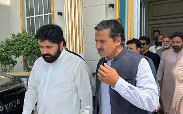  پی ٹی آئی کے مرکزی سیکرٹری اطلاعات شیخ وقاص اکرم کے بھائی پر فائرنگ؛ 3 گن مین زخمی ایک جاں بحق