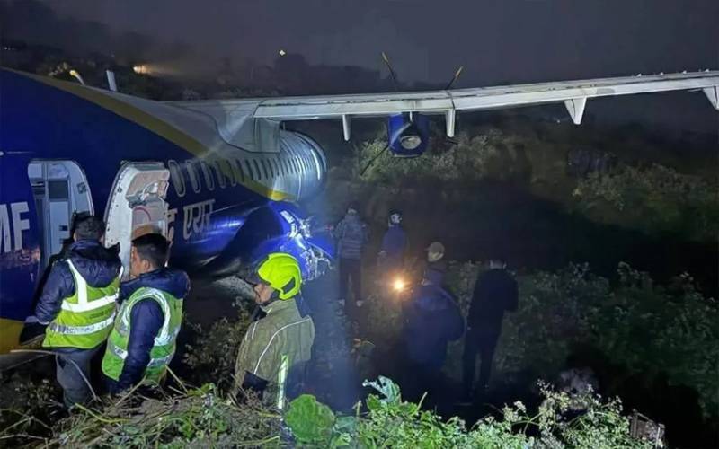  نیپال: مسافر طیارہ  لینڈنگ کے دوران رن وے سے آگے نکل گیا  