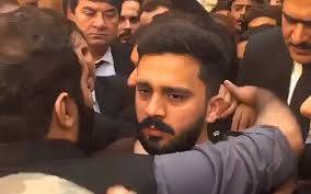 یوٹیوبر رجب بٹ پر تشدد اور وکلا کے خلاف مقدمات کا تنازع شدت اختیار کر گیا