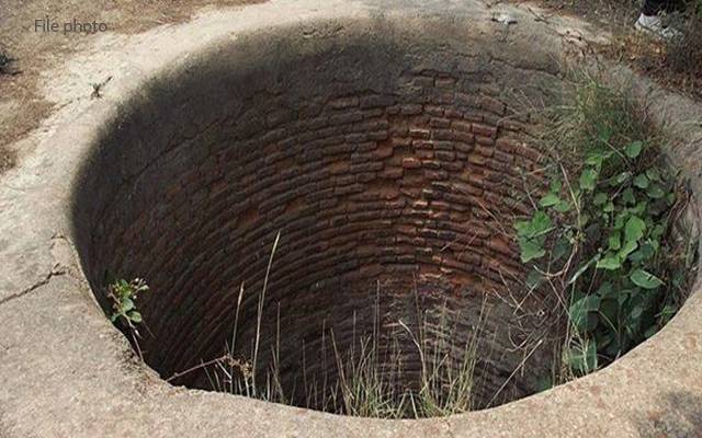 کراچی میں ایک اور ناخوشگوار واقعہ، 3 افراد کنوئیں میں گر گئے
