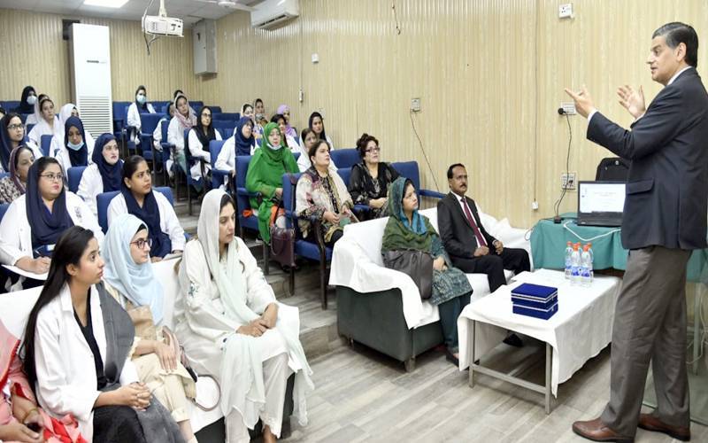 نرسیں پیشہ ورانہ مہارت سے بیماروں میں جینے کی امنگ پیدا کرتی ہیں:پروفیسر فاروق افضل