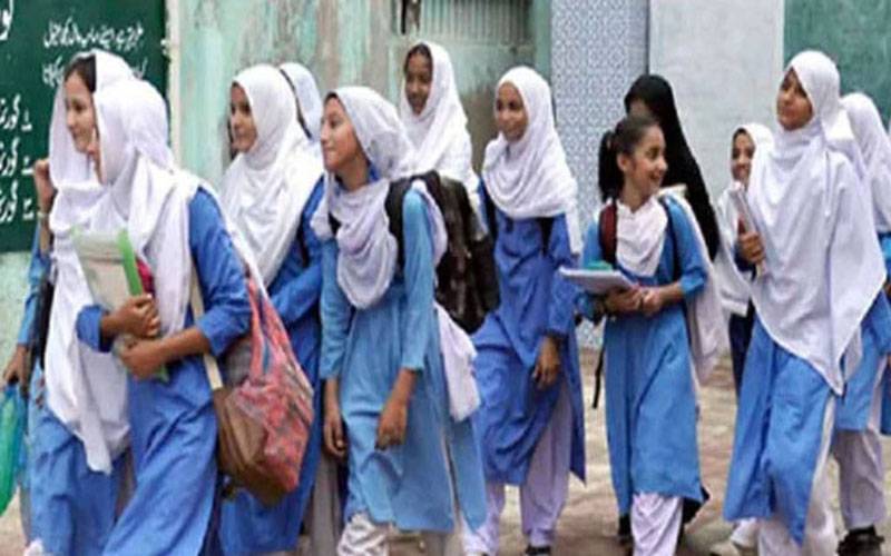  پشاور : شدید سردی اور دھند کے باوجود سکول کھولنے پر  بچوں کے بیمار ہونے کا خدشہ