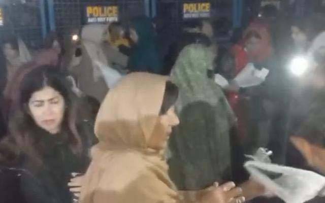  بانی پی ٹی آئی کی ہمشیرہ  کا دھرنا ،لنگر تناول کیا،پولیس اہلکاروں میں پھل بانٹا