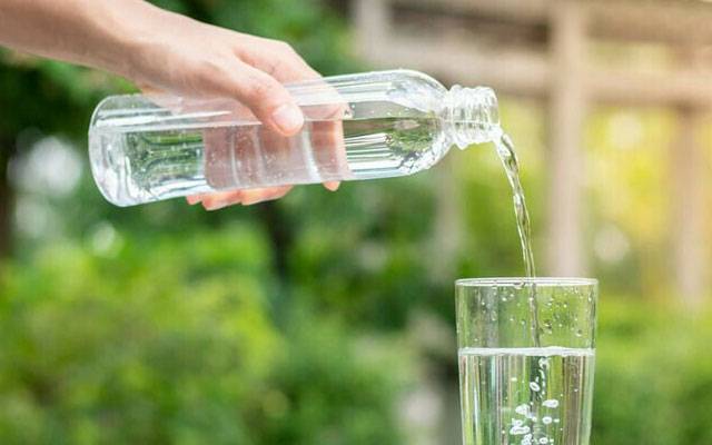 صبح سویرے گرم پانی پینا صحت پر کیا اثرات مرتب کرتا ہے؟