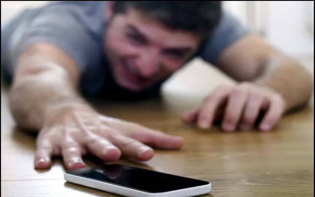 موبائل فون پاس نہ ہو تو گھبراہٹ کیوں ہوتی ہے ؟ ماہر نفسیات نے راز بتا دیا 