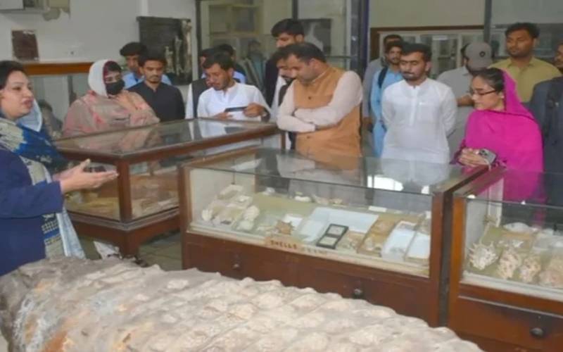 گوادر یونیورسٹی کے طلبہ و طالبات کا کراچی کا مطالعاتی دورہ کامیابی سے مکمل 
