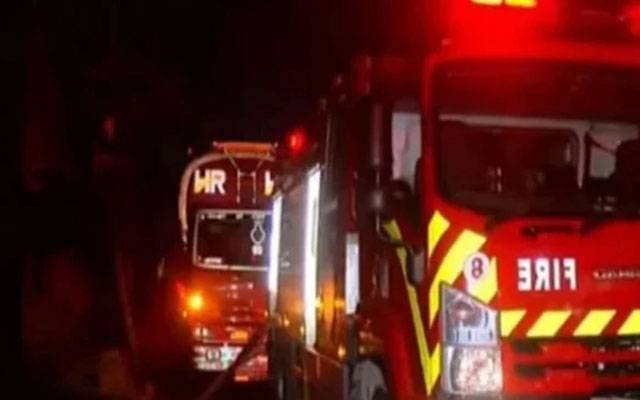 موٹر وے پر ٹرک کے پچھلے ٹائروں میں اچانک آگ لگ گئی  