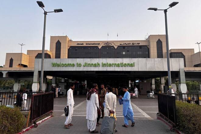 وفاقی حکومت نے کراچی، لاہور ائیرپورٹس پر امیگریشن اور دیگر مسائل کا نوٹس لے لیا