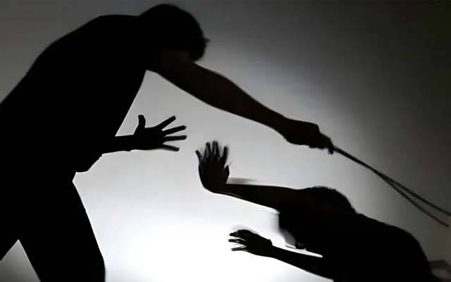 معلم کی جانب سے سر پر ڈنڈا مارنے سے زخمی بچہ چل بسا