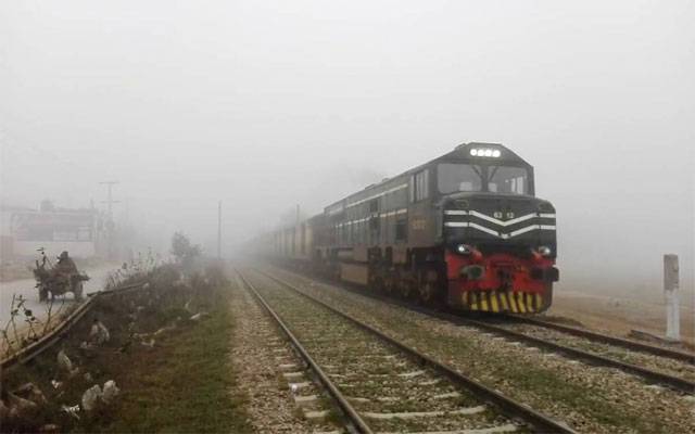 دھند نے ہر منظر دھندلا دیا،ٹرینیں گھنٹوں لیٹ،مسافر رُل گئے