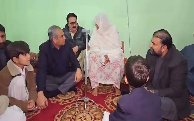 وفاقی وزیر داخلہ محسن نقوی،وزیراعلی بلوچستان کے ہمراہ شہید میجر انور کاکڑ کے گھر پہنچ گئے ؛ اہل خانہ سے تعزیت کی 