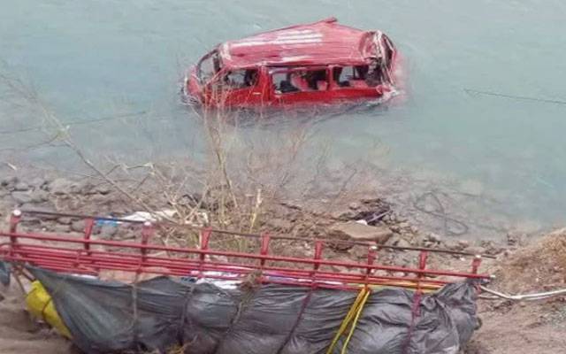 چترال کے بالائی علاقوں میں برفباری کے باعث گاڑی پھسل کر دریا میں جا گر ی