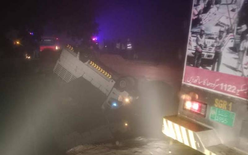 سرگودھا: شدید دھند کے باعث منی ٹرک کو حادثہ، 14 افراد جاں بحق، 9 زخمی  