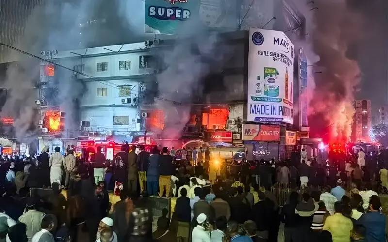 کراچی:گل پلازہ میں آتشزدگی کے بعد متعدد افراد تاحال لاپتا، اہل خانہ پریشان
