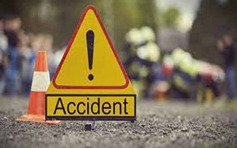 سرگودھا میں بھوسے سے لدا ٹرک الٹ گیا، 4 افراد جاں بحق، 8 زخمی  