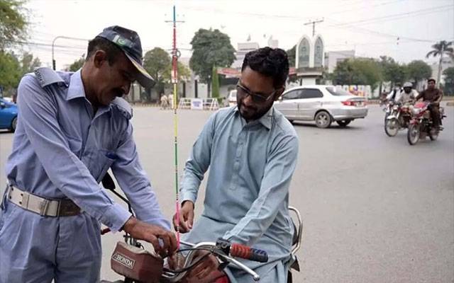 لاہور میں شہریوں کی موٹر سائیکلوں پر مفت سیفٹی راڈز کی تقسیم کا آغاز