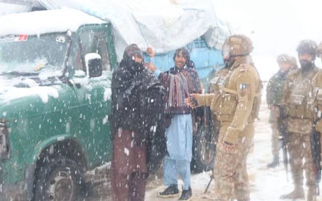 شدید برف باری؛ پاک فوج کی تیراہ سے عارضی انخلاء کرنیوالے شہریوں کیلئے امدادی سرگرمیاں جاری 