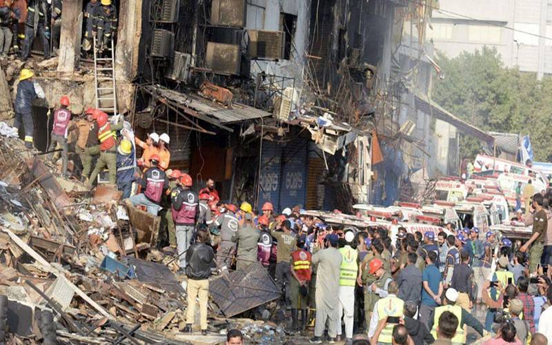 سانحہ گل پلازہ میں جاں بحق افراد کی تعداد 67 ہوگئی، 77 تاحال لاپتہ،لواحقین کا احتجاج  