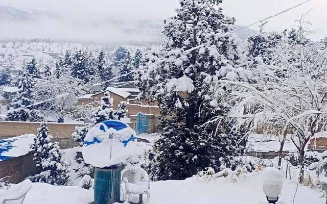 کوئٹہ اور زیارت میں ٹمپریچر نقطہ انجماد سے گرگیا ؛ پانی جم گیا ،بارش اور برفباری بھی جاری 