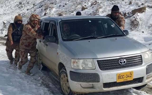 بلوچستان: شدید برفباری میں پھنسے شہریوں کو نکالنے کیلئےپاک فوج کا ریسکیو  آپریشن جاری 
