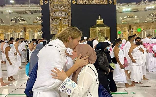 معروف فرانسیسی اداکار کا اسلام قبول کرنے کے بعد والدہ کے ہمراہ عمرہ