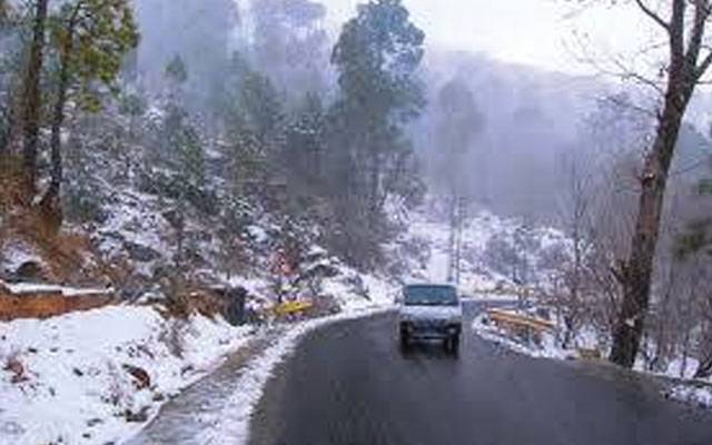مری؛ شدید برفباری کا سلسلہ تھم گیا، دھوپ نکل آئی