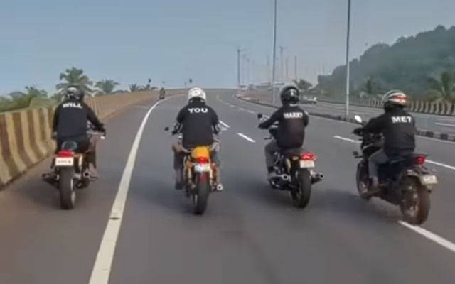 بائیک رائیڈر کا ’’دھوم‘‘ اندار میں اپنی محبوبہ کو پرپوزل، ویڈیو سوشل میڈیا پر وائرل 