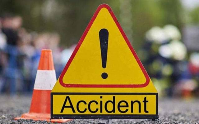 سیالکوٹ: ڈسکہ روڈ پر تیز رفتار کار کھڑی ٹریکٹر ٹرالی سے جا ٹکرا ئی،5 افراد جاں بحق  