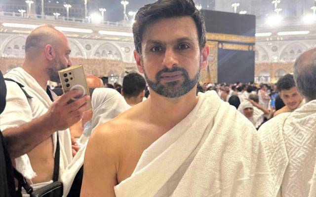سابق پاکستانی کرکٹر شعیب ملک نے عمرے کی سعادت حاصل کرلی 