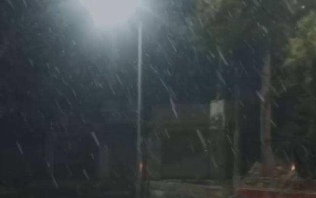 قلات؛ 3 روز کے وقفے کے بعد ایک بار پھر برف باری شروع 