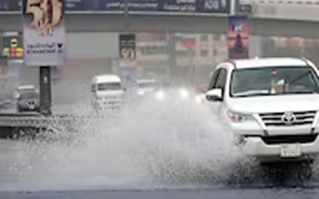 متحدہ عرب امارات میں بارش،  تیز ہوائیں چلنے سے موسم سرد 