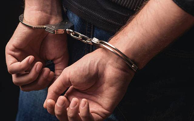 کاہنہ :جوتے پالش کرنے والا منشیات فروش نکلا، 1 کلو 600 گرام چرس برآمد
