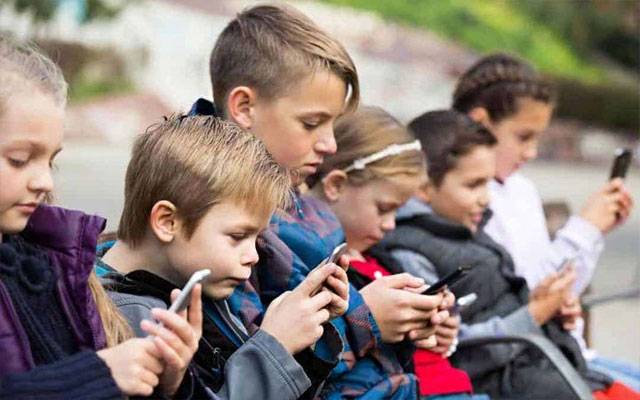 فرانس : کم عمر بچوں کیلئے سوشل میڈیا استعمال پر پابندی عائد