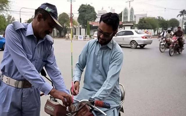 بسنت پرلاہورمیں رجسٹرڈ سائیکلوں کیلئے تقسیم ہونیوالےسیفٹی راڈزناکافی پڑ گئے