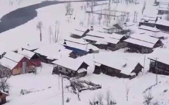 ہٹیاں بالا،آزاد کشمیر میں مسلسل بارش اور برفباری ؛رابطہ سڑکیں بند لوگ گھروں میں محصور