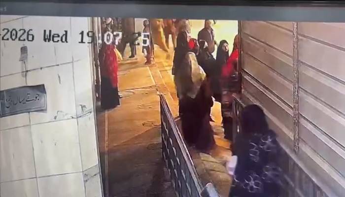 لاہور: سیوریج لائن میں گرنے کے واقعے سے قبل کی ماں بیٹی کی سی سی ٹی وی فوٹیج سامنے آگئی