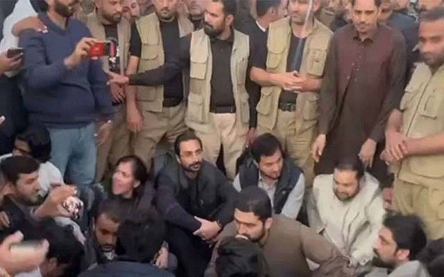 بانی کا علاج ؛ وزیر اعلیٰ کے پی کے سمیت پی ٹی آئی رہنماؤں کا سپریم کورٹ کے باہر دھرنا 