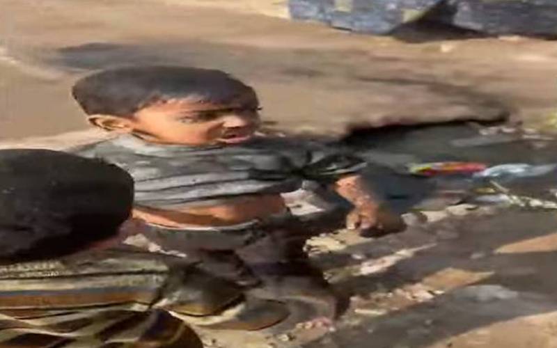 چونیاں میں کھیلتے ہوئے 2 بچے سیوریج نالے میں جا گرے