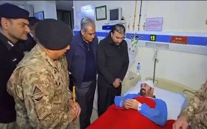 وفاقی وزیر داخلہ محسن نقوی کی سی ایم ایچ کوئٹہ آمد، زخمی اہلکاروں کی عیادت
