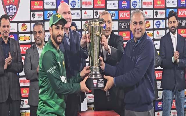 ٹی ٹوئنٹی سیریز جیتنےپرمحسن نقوی اور آسٹریلین ہائی کمشنر نے کپتان سلمان آغا کو ٹرافی دی