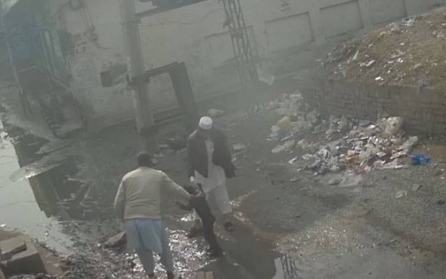 مناواں: کم سن بچہ مین ہول میں جاگرا، اہلِ علاقہ نے بچا لیا 