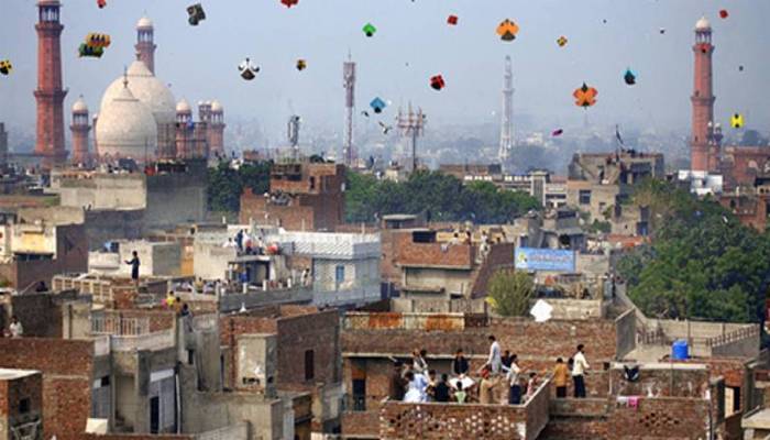 محفوظ بسنت کیلئے ضلعی انتظامیہ کے سخت اقدامات، شہر بسنت تھیم سے سجا دیا گیا