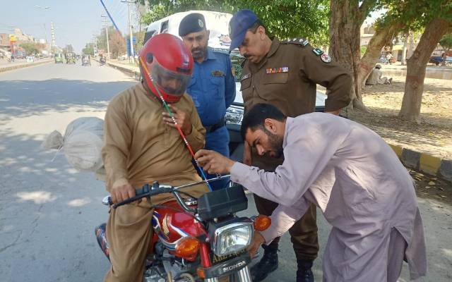  سیفٹی راڈ نہ لگوانے والے موٹر سائیکل سواروں کی شامت آگئی