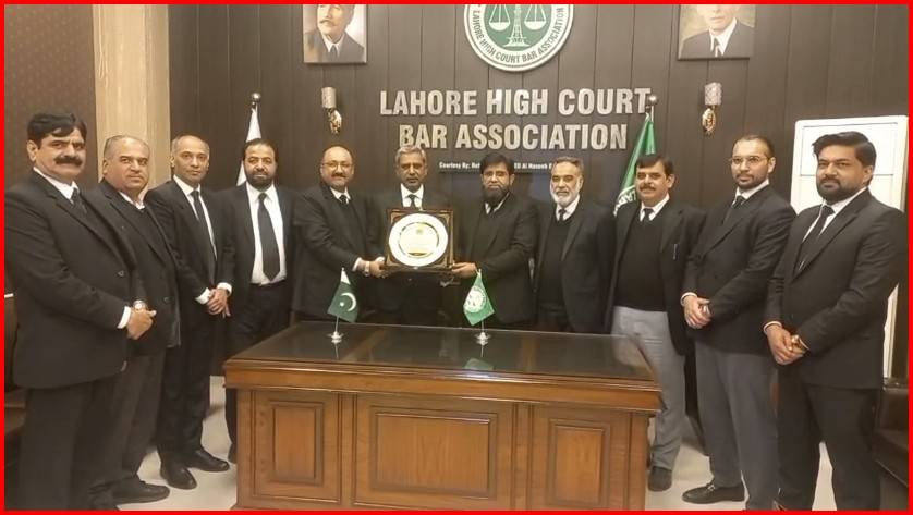 ہائیکورٹ بارکی جانب سےایڈووکیٹ جنرل پنجاب کی خدمات کےاعتراف میں اعزازی ایوارڈ