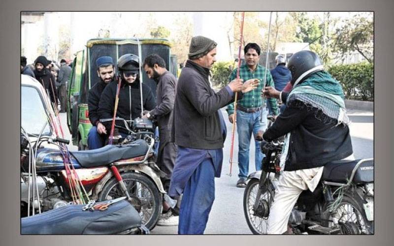 بغیرسیفٹی راڈ موٹر سائیکل چلانے  پر 2شہریوں کیخلاف مقدمہ درج
