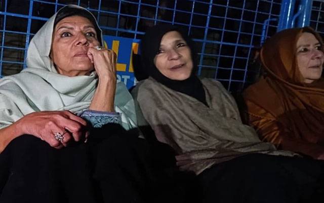 عمران خان کی بہنوں اور ارکان اسمبلی کے قریب مشتبہ مسلح شخص کون؟