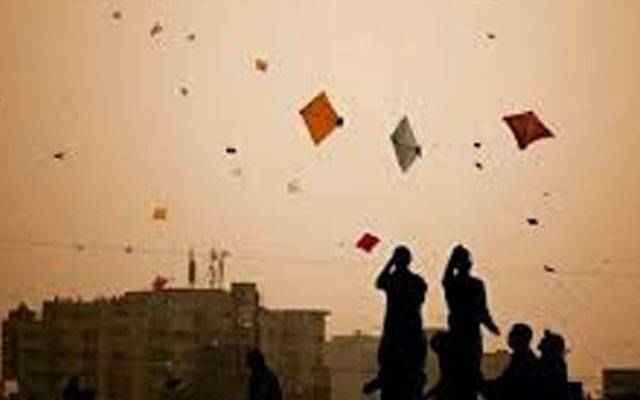راوی : بسنت مناتے ہوئے نوجوان چھت سے گر کر زخمی