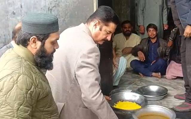  گورنر خیبر پختونخوا فیصل کریم کنڈی کی داتا دربار آمد،مزار پر حاضری،لنگر تقسیم کیا