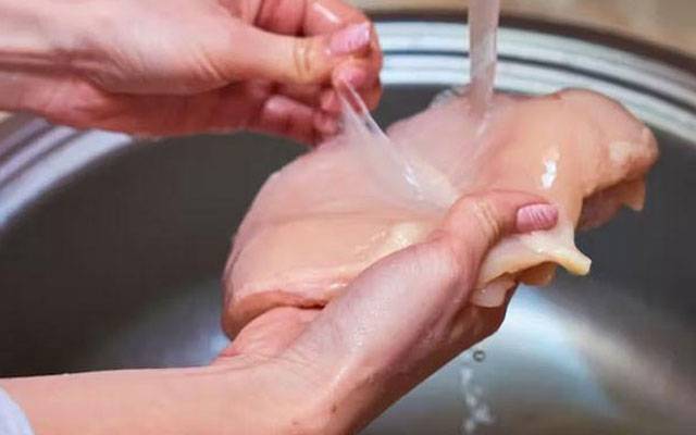 چکن دھونے کی روایت درست یا خطرناک؟ تحقیق سامنے آ گئی